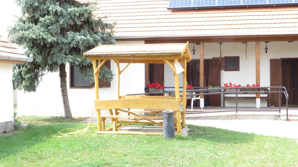 Eszter-Haz Vendeghaz Kerekegyhaza Hotel Exterior photo