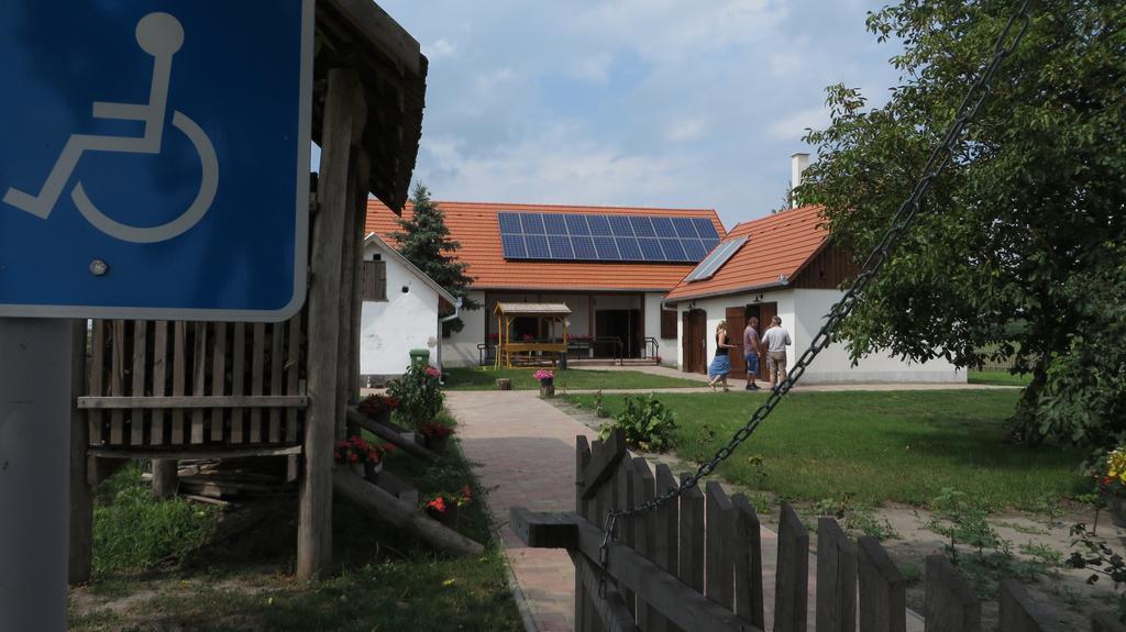 Eszter-Haz Vendeghaz Kerekegyhaza Hotel Exterior photo
