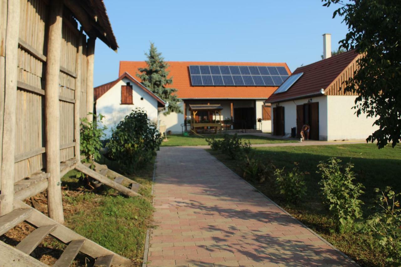 Eszter-Haz Vendeghaz Kerekegyhaza Hotel Exterior photo