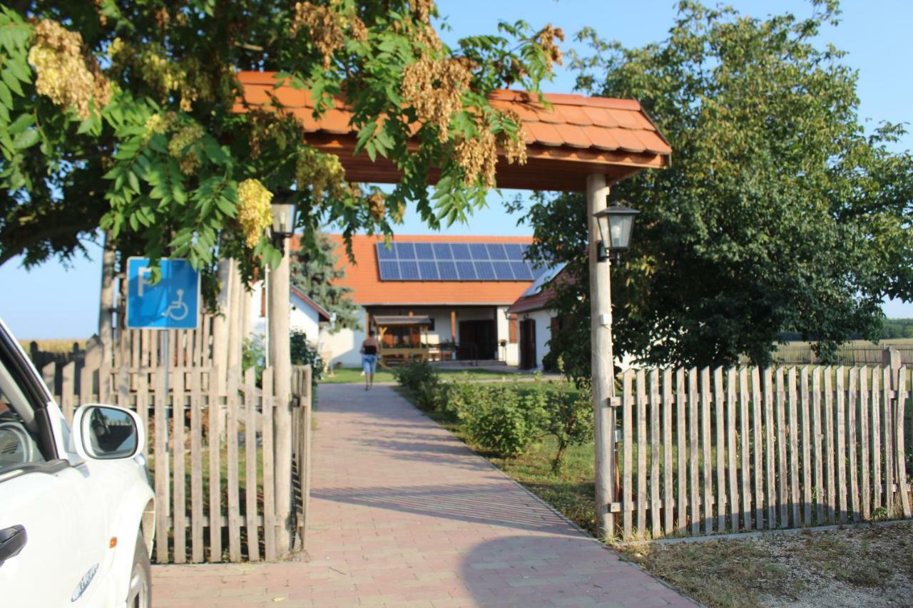 Eszter-Haz Vendeghaz Kerekegyhaza Hotel Exterior photo